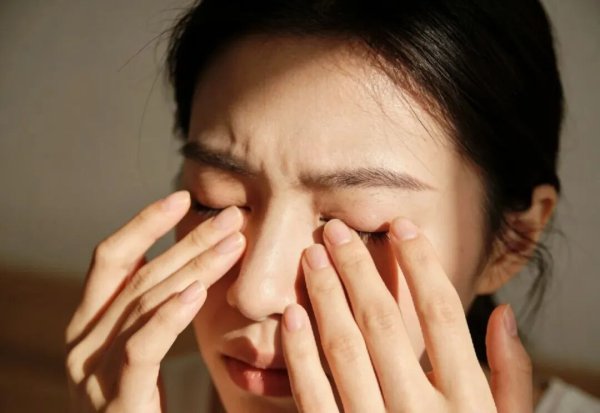 配资配资网 眼皮浮肿是没睡好？别大意！有可能是这4种疾病信号